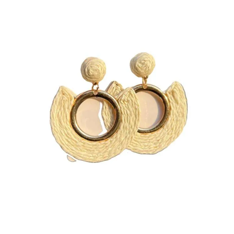1pair Bohemian-Style Holiday Wind Cream Grass Handwoven Stitched Hollow Circle-Shaped Fashionable Women's Earrings